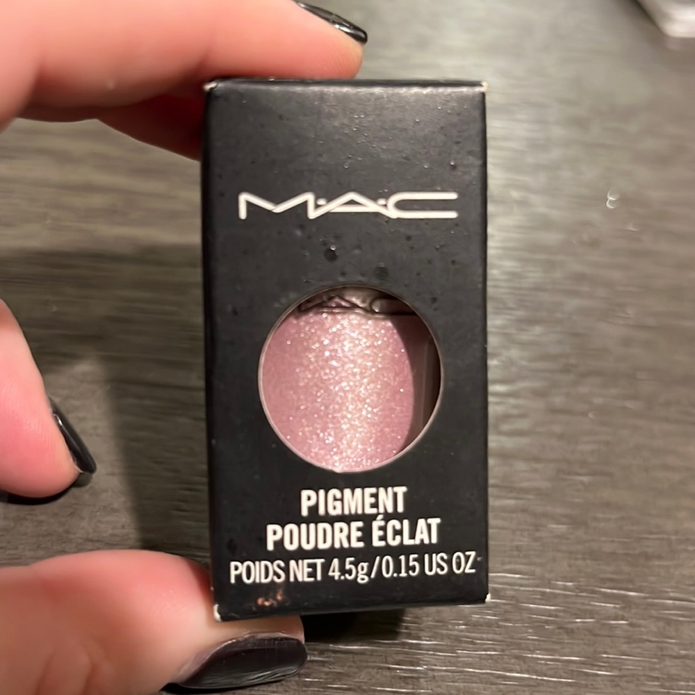 NIB MAC PIGMENT Kitschmas color powder
POUDRE ÉCLAT 4.5 g